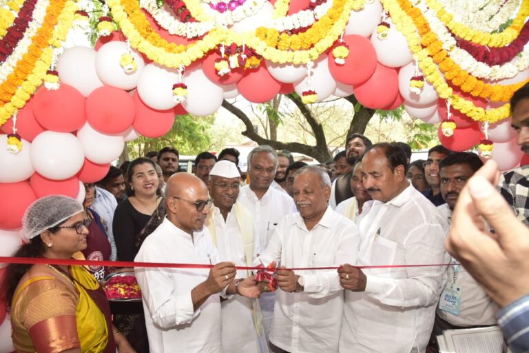 ಕಲಬುರಗಿಯಲ್ಲಿ ಅಕ್ಕ ಕೆಫೆ (ಒಲವಿನ ಊಟ) ಉದ್ಘಾಟನೆ: ಚಹಾ ಸವಿದ ಸಚಿವರು ಮತ್ತು ಶಾಸಕರು