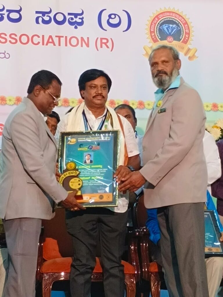ಕರ್ನಾಟಕ ಛಾಯಾಚಿತ್ರಗ್ರಾಹಕರ ಸಂಘದ ರಾಜ್ಯಾಧ್ಯಕ್ಷರಾದ ನಾಗೇಶ ಅವರು ಚಿಂಚೋಳಿ ತಾಲೂಕಿನ ಛಾಯಾಚಿತ್ರಗ್ರಾಹಕರ ಕ್ಷೇಮಾಭಿವೃದ್ಧಿ ಸಂಘ ಸದಸ್ಯರಾದ ಮಾಂತಪ್ಪ ಪಾವಡಶೆಟ್ಟಿ,
