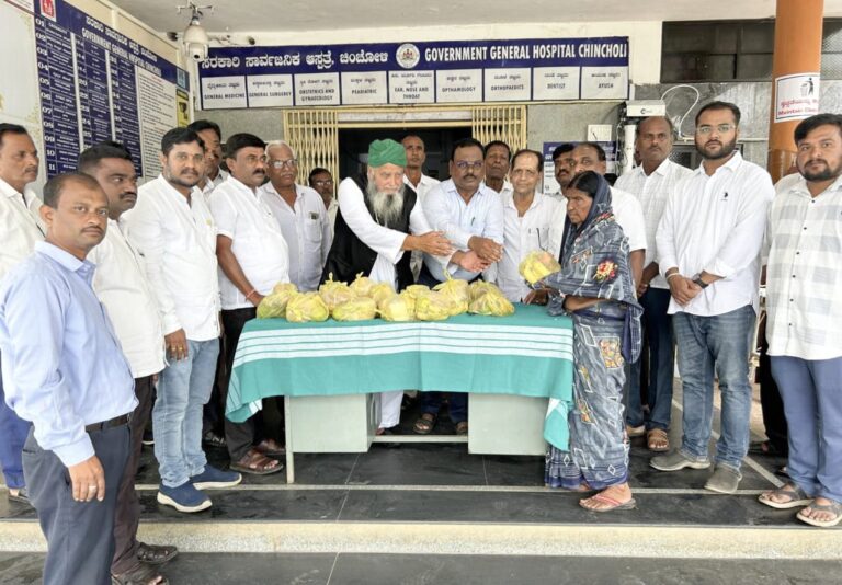ಚಿಂಚೋಳಿ ಪಟ್ಟಣದ ಚಂದಾಪುರದ ಸಾರ್ವಜನಿಕರ ಸರ್ಕಾರಿ ಆಸ್ಪತ್ರೆಯಲ್ಲಿ  ವೀರಶೈವ ಸಮಾಜದ ವತಿಯಿಂದ ಆಸ್ಪತ್ರೆಯಲ್ಲಿ ರೋಗಿಗಳಿಗೆ ಹಣ್ಣು ಹಂಪಲುಗಳನ್ನು ವಿತರಣೆ ಕಾರ್ಯಕ್ರಮ.