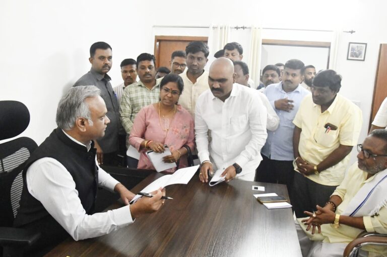 ಚಿಂಚೋಳಿ ಪುರಸಭೆಯ ಸಮಗ್ರ ಅಭಿವೃದ್ಧಿಗೆ 20 ಕೋಟಿ ಅನುದಾನ ಒದಗಿಸುವಂತೆ ಕೋರಿ ಪೌರಾಡಳಿತ ಸಚಿವ ರಹಿಂಖಾನ್ ಹಾಗೂ ಕಲಬುರಗಿ ಜಿಲ್ಲಾ ಉಸ್ತುವಾರಿ ಸಚಿವ ಪ್ರಿಯಾಂಕ್ ಖರ್ಗೆ.